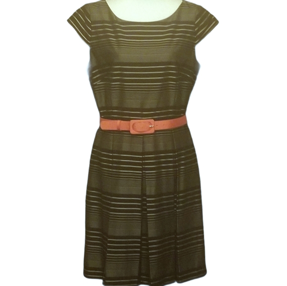 Tahari Dresses & Skirts - Tahari gorgeous belted dress